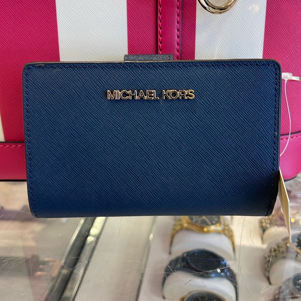 MICHAEL KORS
Medium Jet Set Travel Crossgrain Leather Bifold Zip Wallet
Navy
NWT